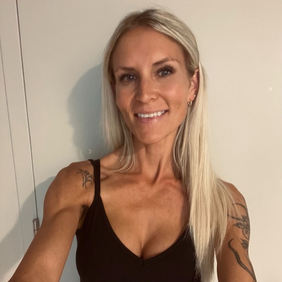 Meet your posher, Alison - Picture 2 of 2